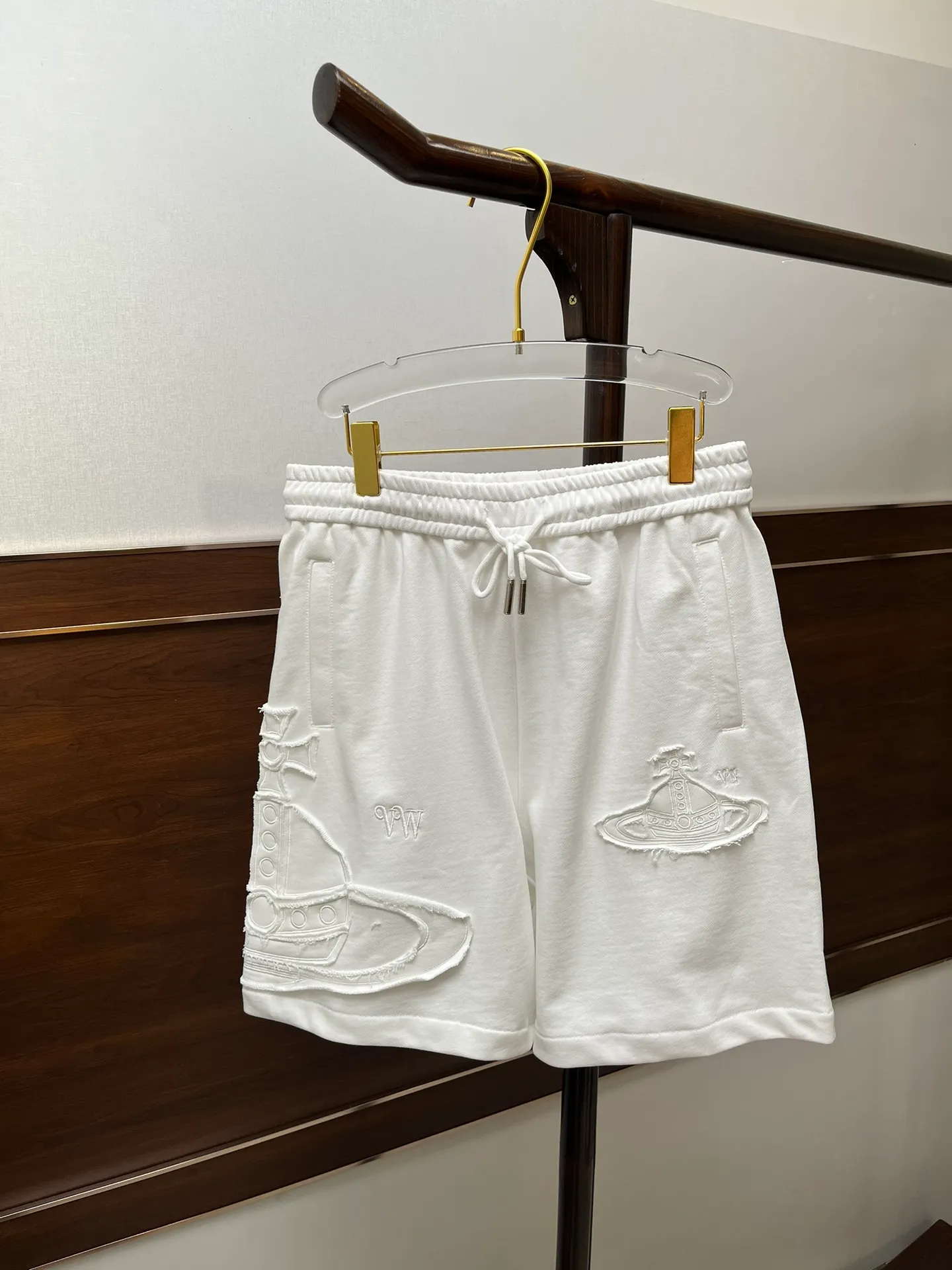 The Queen Mother's three-standard complete 2026 summer New Arrival men's casual shorts, advanced custom-made fabric Breathable fabric, Breathable elasticity and comfort, impeccable details, top-grade accessories, original logo design concept, delicate and soft feel! The upper body fit is awesome! Size: M-XXXL Please state your height and weight when ordering